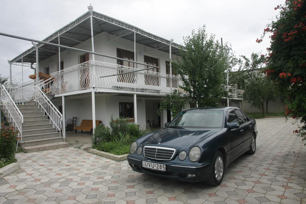 Guest House Nona Kutaisi Exterior foto